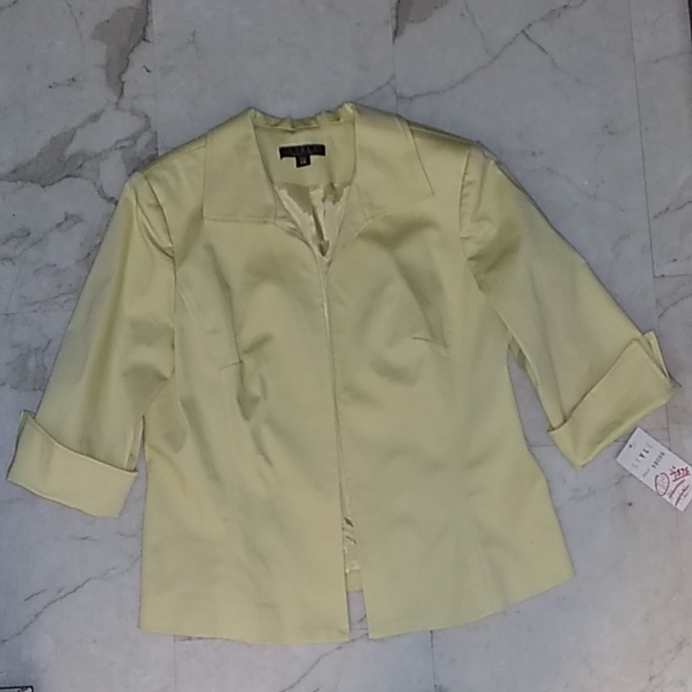 Style New York 3/4 sleeve blazer.